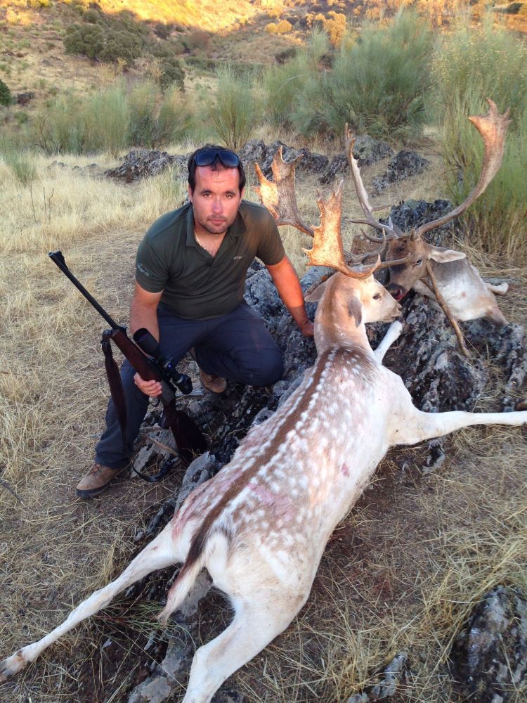 Cazador con trofeos, después de abatir dos gamos en su rececho